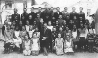 Eliška Librová (fourth from the left, fourth row from the top) in the 5th grade of elementary school / Kobeřice