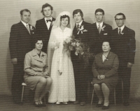 Manželé Ohlídalovi (vlevo) na svatbě své dcery, 1972