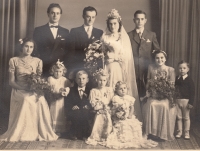 Manželé Fikrovi s družičkami a mládenci
