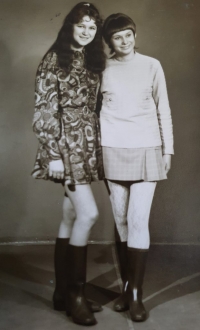 Krystyna Zangová (vpravo) v mládí s kamarádkou