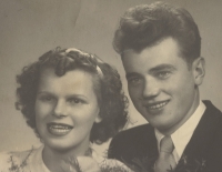 Novomanželé Alžběta a Adolf Ohlídalovi, 1952
