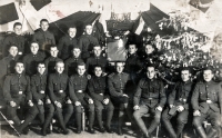 Josef Culek (zadní řada, druhý zleva) jako voják základní služby v prvorepublikové armádě