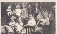 Dožínky v Kvítkovicích, Marie Pešková v náručí maminky se sestrou Boženkou (vpravo, v pozadí), 1943