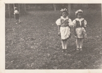 Marie Pešková (vlevo) se svojí sestrou na dožínkách, 1943