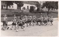 Sokolský průvod v Kvítkovicích, Marie Pešková vlevo v popředí průvodu, 1943