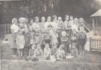 Mateřská škola v Malé Zubovštině, kde pracovala manželka Václava Pišla (na fotce vpravo s dcerou v náručí)