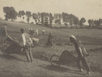 Poklad z půdy - němečtí obyvatelé Králík při práci na poli, 20. léta 20. století