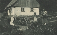 Poklad z půdy - Původní němečtí obyvatelé při práci u domu, Orlické hory, 20. léta 20. století