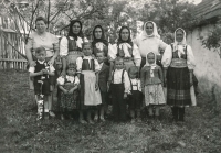 Petr Rehák vlevo dole s maminkou Marii Rehákovou (první zleva) s příbuznými a sousedy v Kubrici na Slovensku