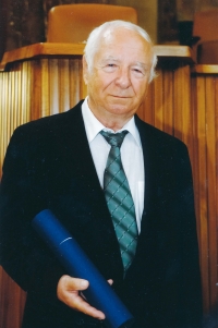 Petr Rehák při ukončení studia na Univerzitě třetího věku