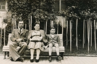 Marie a Petr Rehákovi se svým synem Petrem Rehákem mladším