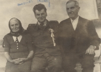 Rodiče Matylda a Jan Šlesingrovi (na okrajích), 60. léta