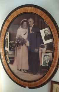Svatební fotografie rodičů z roce 1940