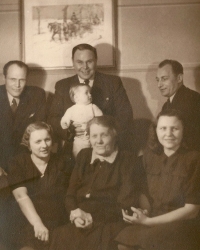 Zleva strýc František, jeho žena, strýc Josef, babička Radvanovská a otec s matkou