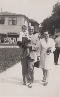 Monika Lamparterová se svými rodiči, Elfrídou a Bohumilem Šafářovými, na rodinné dovolené v Luhačovicích v roce 1943