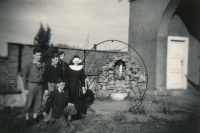 Vladimír Roskovec s dalšími ministranty, Brandýs nad Labem, cca 1952 
