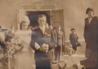 Svatba Fikrových, před kostelem v Číbuzi