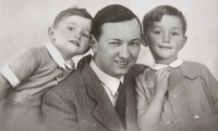 S otcem Viktorem Karlíkem a bratrem Karlem 