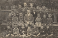 Sestra Růžena (horní řada, třetí zleva) v české škole v Červené Vodě, 1926