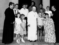 Meeting Pope John Paul II. Rudolf Sikora first from the left. Behind the Pope, there is Ladislav Heryán, a Salesian, and witness' mother / Rome / August 1989 
