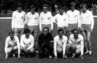 Rudolf Sikora s bohosloveckým fotbalovým družstvem (úplně vpravo nahoře) / začátek 70. let
