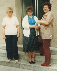 Irmgard, spolužačka, která se Alžběty (vpravo) zastávala ve škole před německými spolužáky, na návštěvě v Červené Vodě v roce 1985