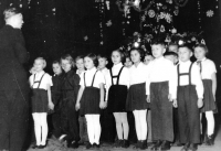 Jaroslav Šula (vpředu vpravo) s dětským souborem / kolem roku 1957