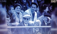 Jaroslav Šula s rodiči (druhá řada) na kopřivnickém stadionu Emila Zátopka / kolem roku 1960