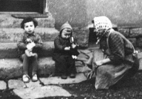 Jaroslav Šula s mladší sestrou Marií a babičkou / asi 1950