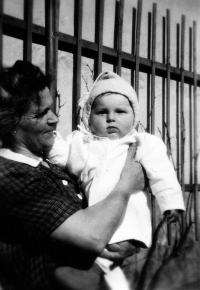 Jaroslav Šula s babičkou / 1948