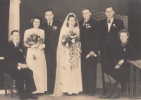 Svatba pamětníkových rodičů Františka Stránského st. a Ludmily Hebkové, vlevo od nevěsty stojí Františkův bratr Mojmír, vpravo sedí sestra Jiřina 