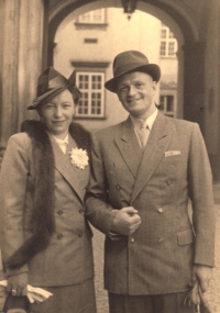 Svatba rodičů Moniky Lamparterové v roce 1940