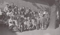 Společná fotografie dětí z bývalého útulku pro sirotky a polosirotky na Vídeňské ulici v Brně, kde Monika Lamparterová jako dítě pobývala v letech 1945 až 1947