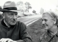 Matka pamětnice Adéla Janíková s bratrem Karlem Bolikem v Německu
