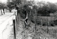 Matka Rozálie Zavadilové Adéla Janíková na zahradě v Chuchelné