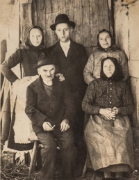Rodina manžeky a Boudovi, pod nimi děda Mašek a babička Mašková, Gerník