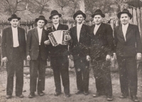 Zcela vpravo Josefův tatínek Alois Maštalíř, uprostřed harmonikář Merhaut a další kamarádi, Gerník