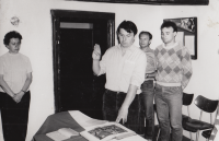 Jiří Peša skládá v klubovně veselské skautské organizace skautský činovnický slib, 15. června 1990