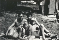 Jiří Kotrč ležící nalevo na dovolené s rodiči a bratrem v roce 1977