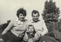 Jiří Kotrč s maminkou Jindřiškou a tátou Jiřím v roce 1960