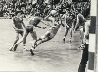 Jiří Kotrč jako pivot v utkání v roce 1980