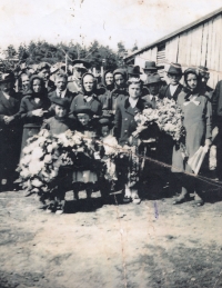 At the funeral of great-grandmother Aloisie Čejdová: aunt Mlejnková, aunt Hejralová, grandmother Duchoňová (on the right with a bouquet), Alexandr Sapoušek