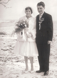 Novomanželé Jaroslav a Bronislava Hrbáčovi, Hrubá Vrbka, 24. 2. 1962