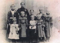 Rodinná fotografie s prababičkou Aloisií Čejdovou (nahoře uprostřed)