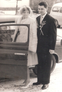 Novomanželé Jaroslav a Bronislava Hrbáčovi, Hrubá Vrbka, 24. 2. 1962
