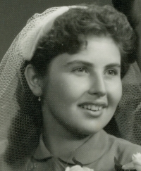 Svatební fotografie Bohumily Šmolíkové, rozené Pytlíkové, z roku 1954