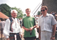 Horňácké slavnosti. Zleva Jaroslav Hrbáč, prasynovec Jan Pavlík, syn Jaroslav Hrbáč ml., Kuželov, cca 2000