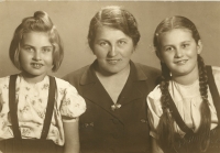 Bohumila Šmolíková (left) se with mother and sister 