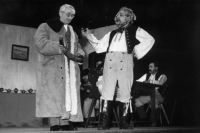 Jiří Mach ve hře Naši furianti v roli Šmejkala (vlevo) v roce 2001