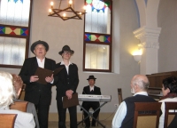 Jiří Mach (vlevo) vystupuje v pořadu o židovském humoru 2012